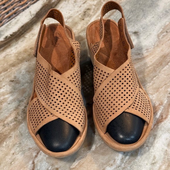 Women’s CLARKS Reedly Variel Sandals in Sand Nubuck.
Size 9.5 WIDE - Picture 2 of 8